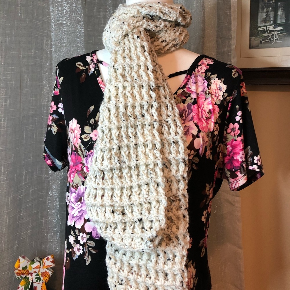 Cookies and cream scarf and beanie set. - Picture 3 of 3